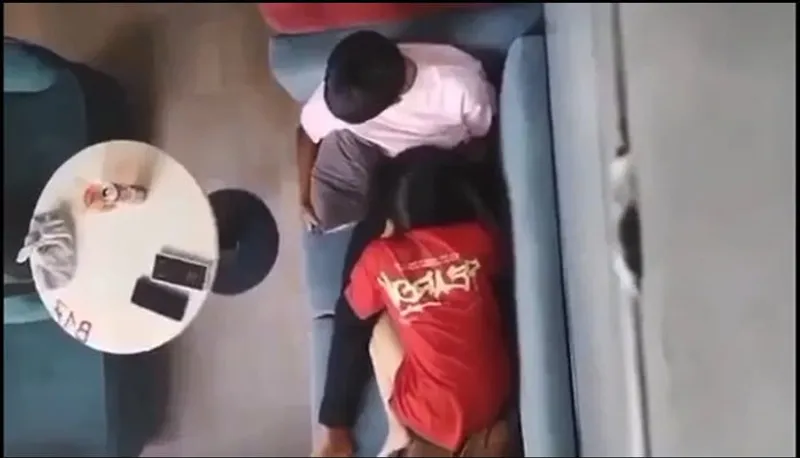 Quay lén ghệ mút liếm cho cô bạn gái nơi công cộng