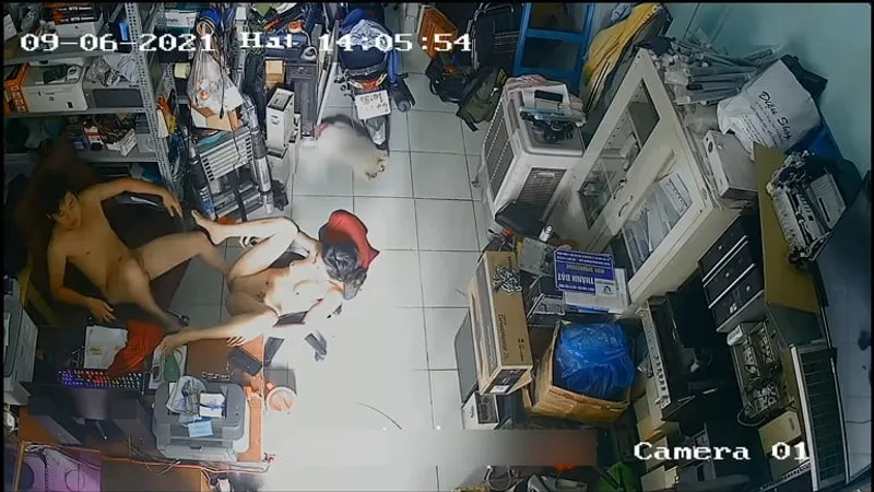 Người vợ chồng nắc nhau trong của cục thịt máy tính