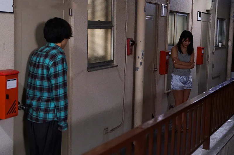 Bí mật vụng trộm với cô nàng nhà bên cãi nhau bị ông chồng đuổi ra cửa