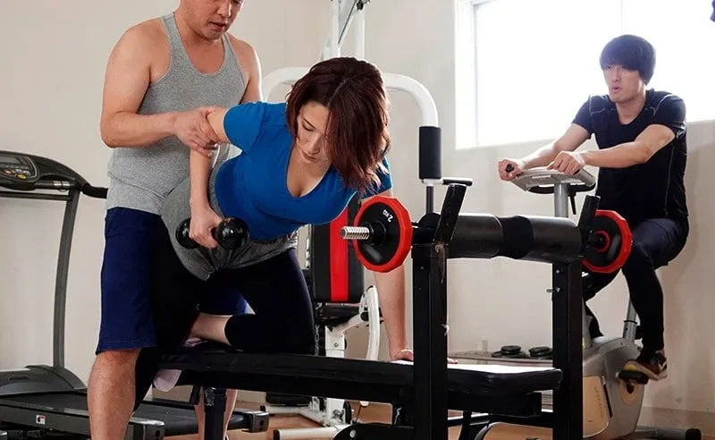 Chồng yêu phát hiện vợ "đi ngoài" với huấn luyện viên thể hình