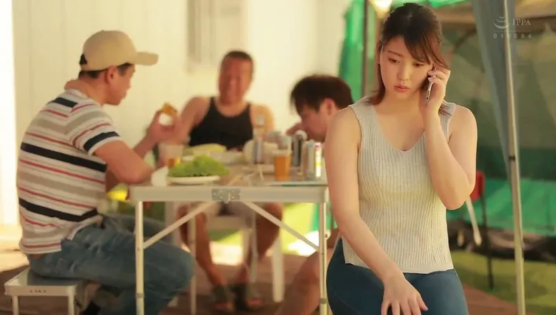 Chồng yêu khờ để người vợ tham gia sự kiện cắm trại với mấy gã hàng xóm và cái kết