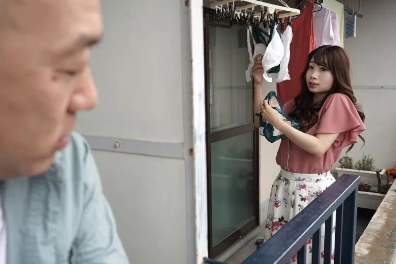 Gã cạnh bên nhà chuyên soi mói và cặp vợ yêu ông xã thường xuyên rên la quá to