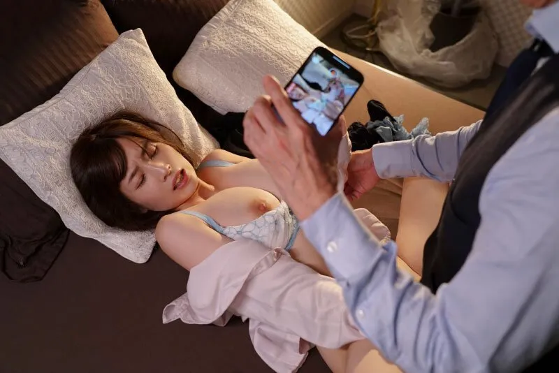 Sếp chuốc thuốc em thư ký bắt quan hệ cả đêm khi đi công chuyện xa