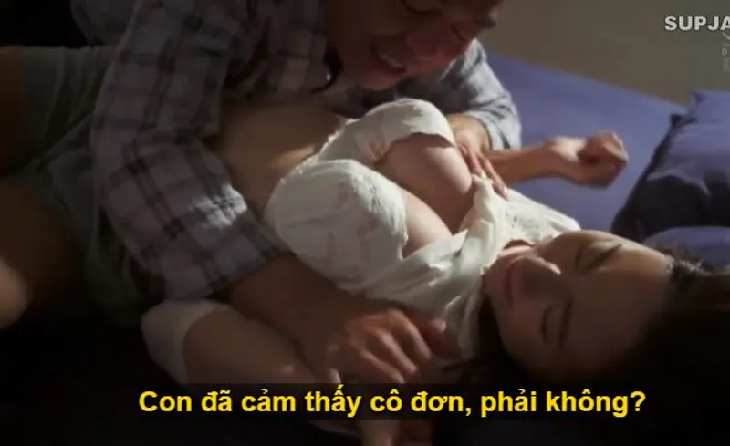 Thấy con trai mải mê lao đầu vào việc khiến vợ con trai buồn tẻ cô đơn, ông bố chồng liều lĩnh đè ra quan hệ với con dâu.